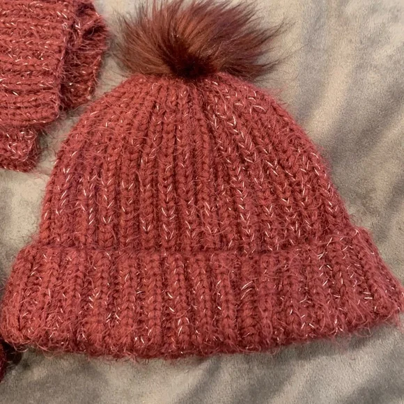 🛑 SOLD 🛑 BOUTIQUE WINTER SCARF & HAT SET - Picture 2 of 3